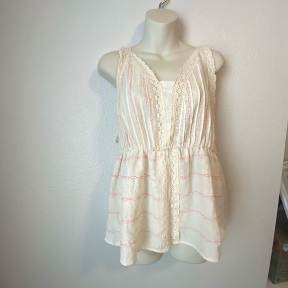 gimmicks by BKE Tops - NWT Gimmicks by BKE boutique top!